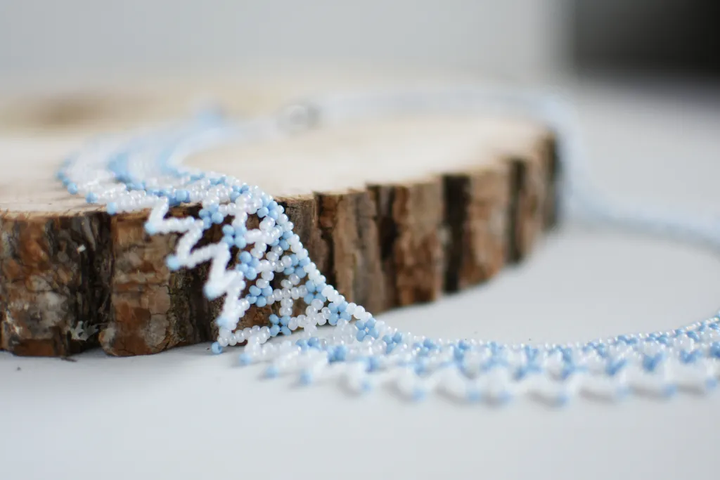 Бело-голубое ожерелье из бисера