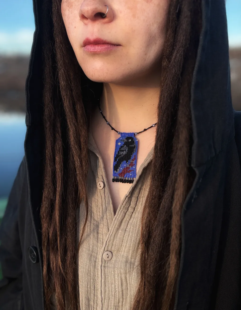 Кулон из бисера с вороном