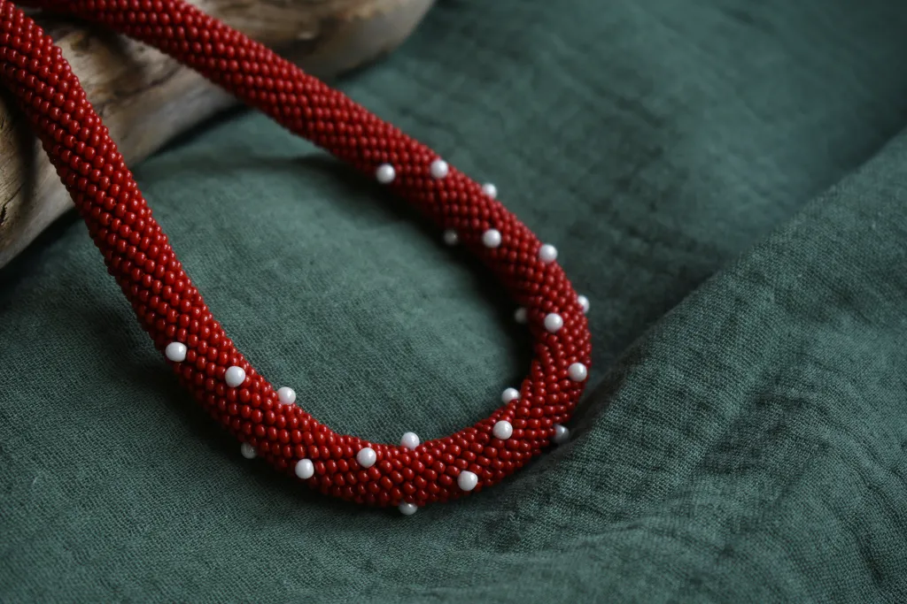 Красный жгут из бисера с белыми точками