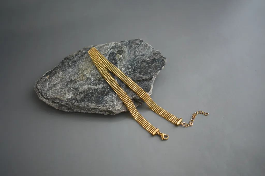 Золотистый чокер-браслет из бисера