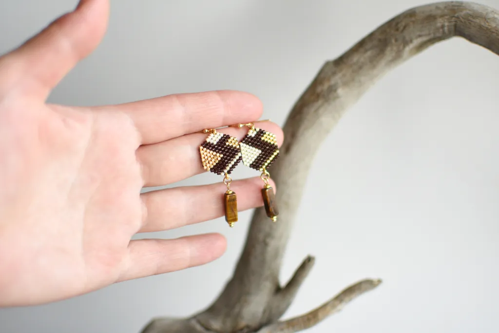 Серьги из бисера с тигровым глазом