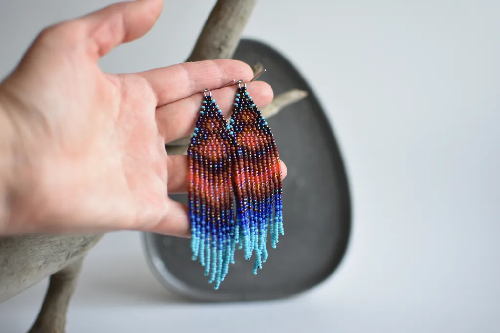 Длинные серьги из бисера с градиентом