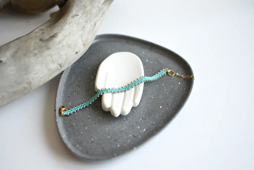 Бирюзовый браслет из бисера