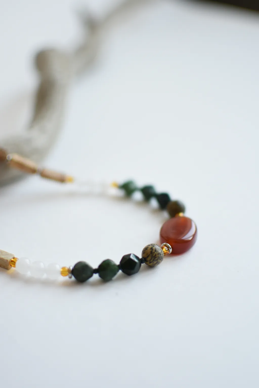 Колье с сердоликом и агатом