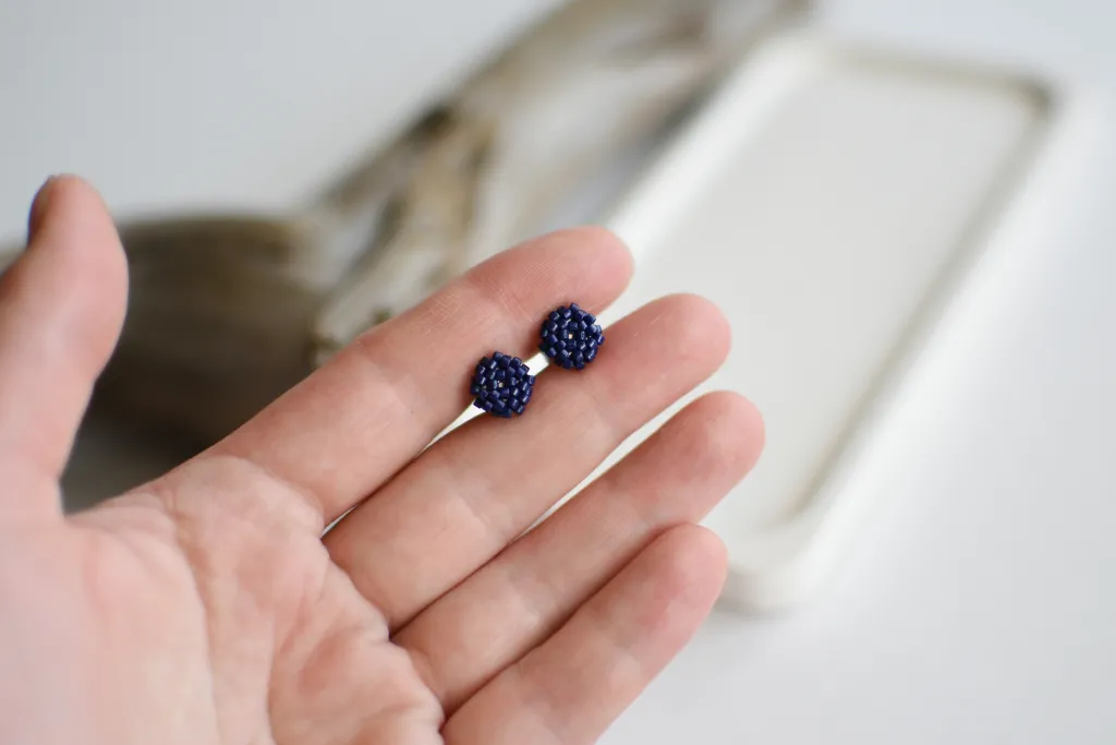 Тёмно-синие серьги-гвоздики из бисера