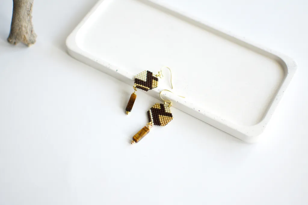 Серьги из бисера с тигровым глазом