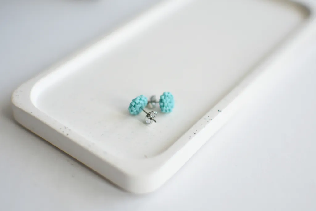Бирюзовые серьги-гвоздики из бисера