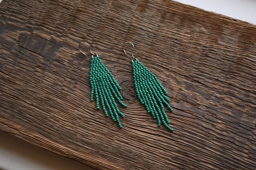 Зелёные серьги из бисера с бахромой