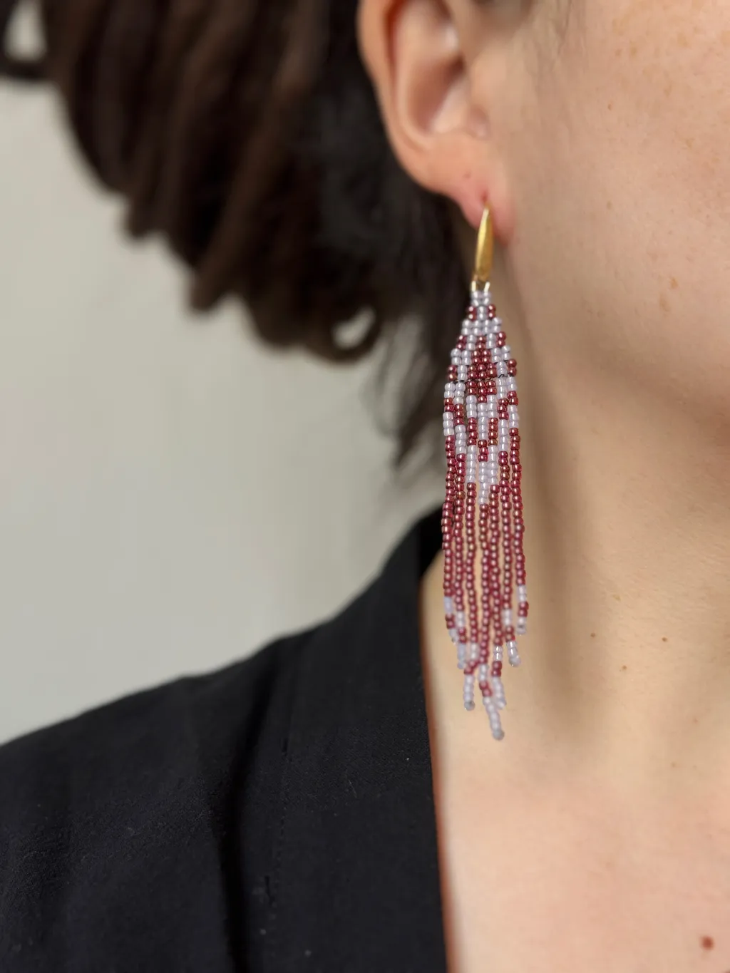 Красно-сиреневые серьги из бисера