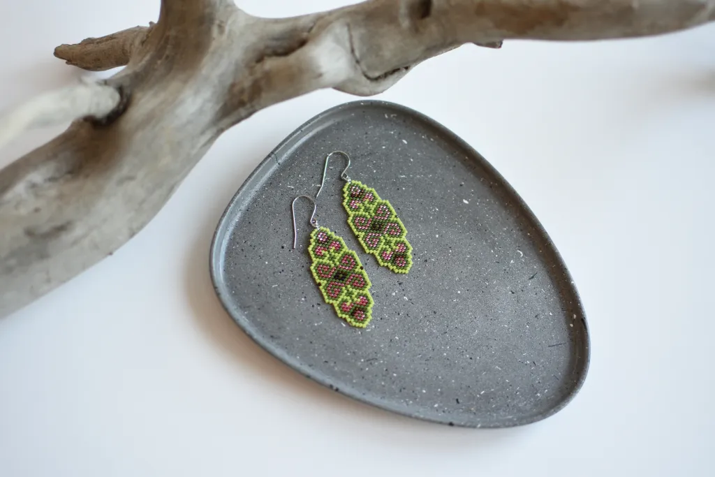 Зелёные серьги из бисера с восточным орнаментом