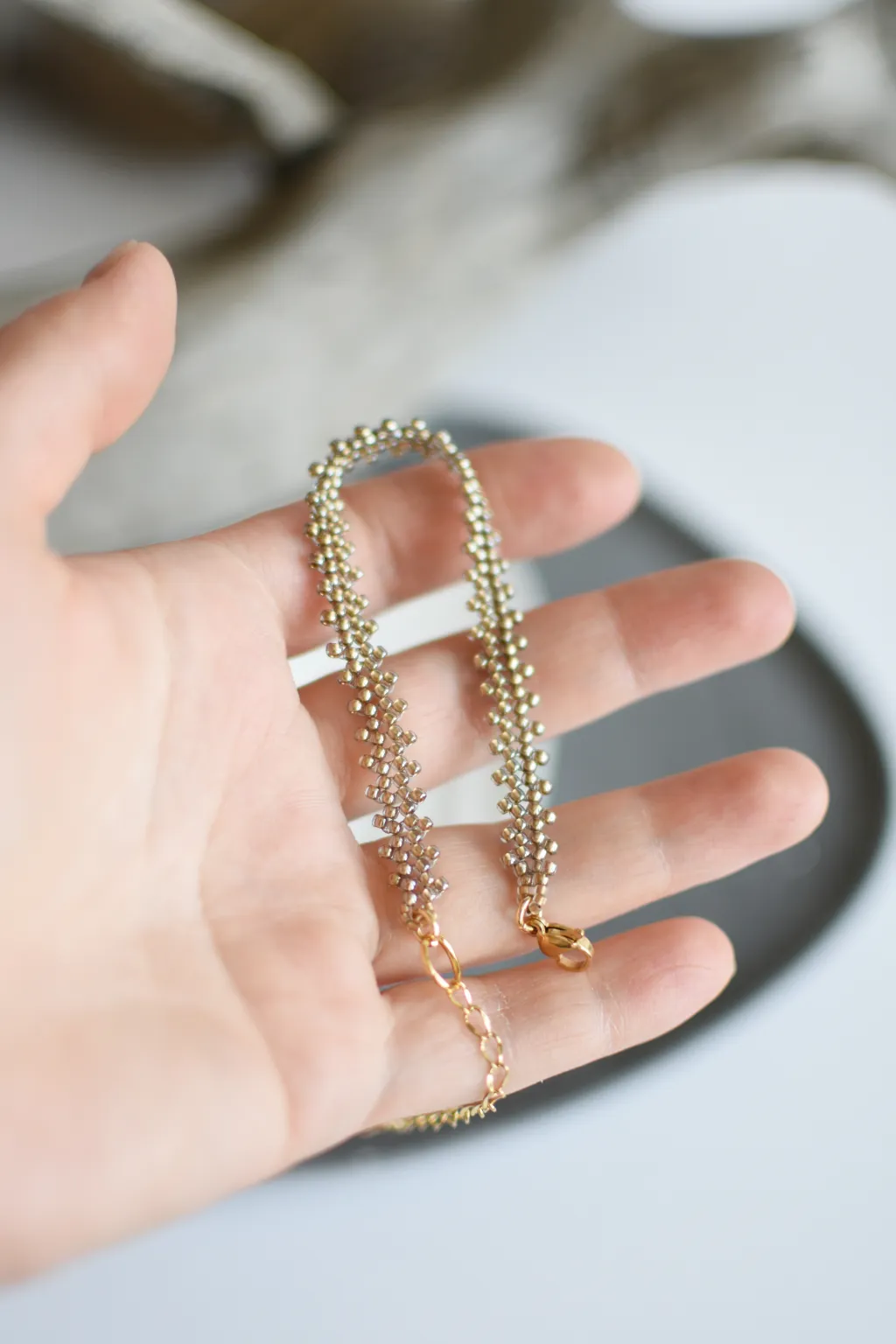 Браслет из бисера песочного цвета