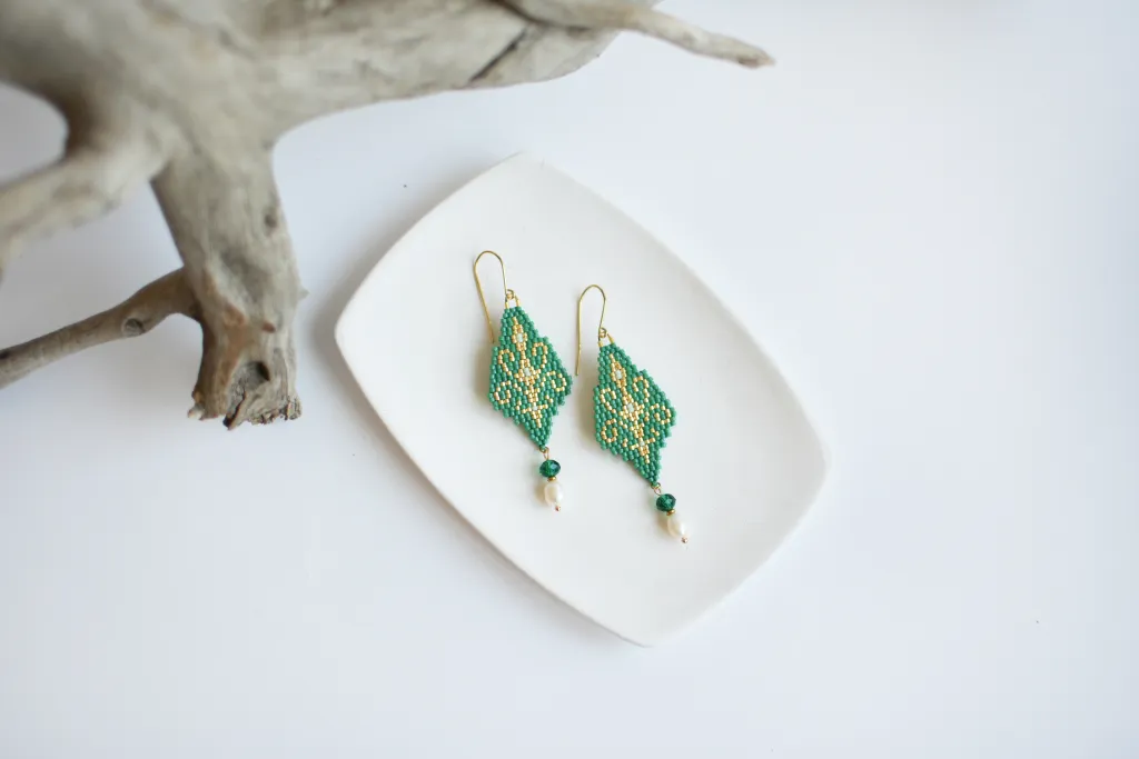 Зелёные серьги из бисера с жемчугом