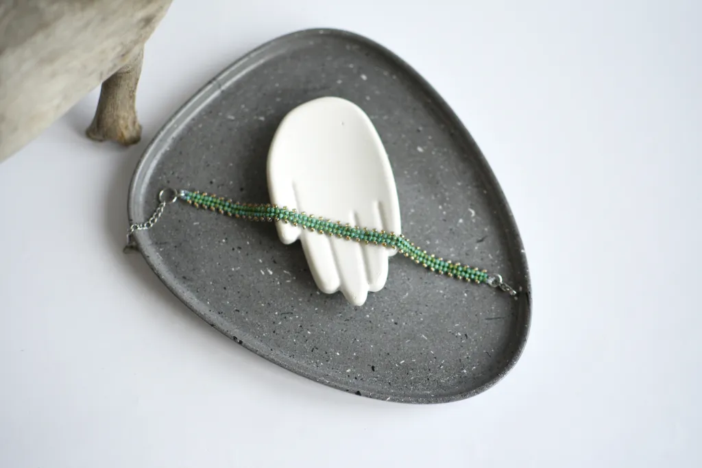 Бирюзовый браслет из бисера