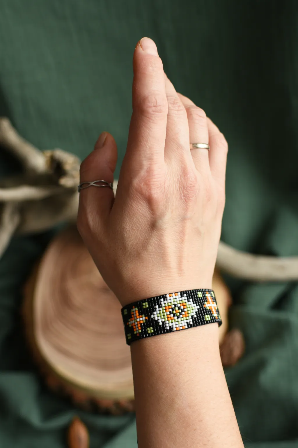 Чёрный браслет из бисера с узором