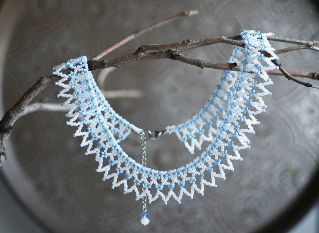 Бело-голубое ожерелье из бисера