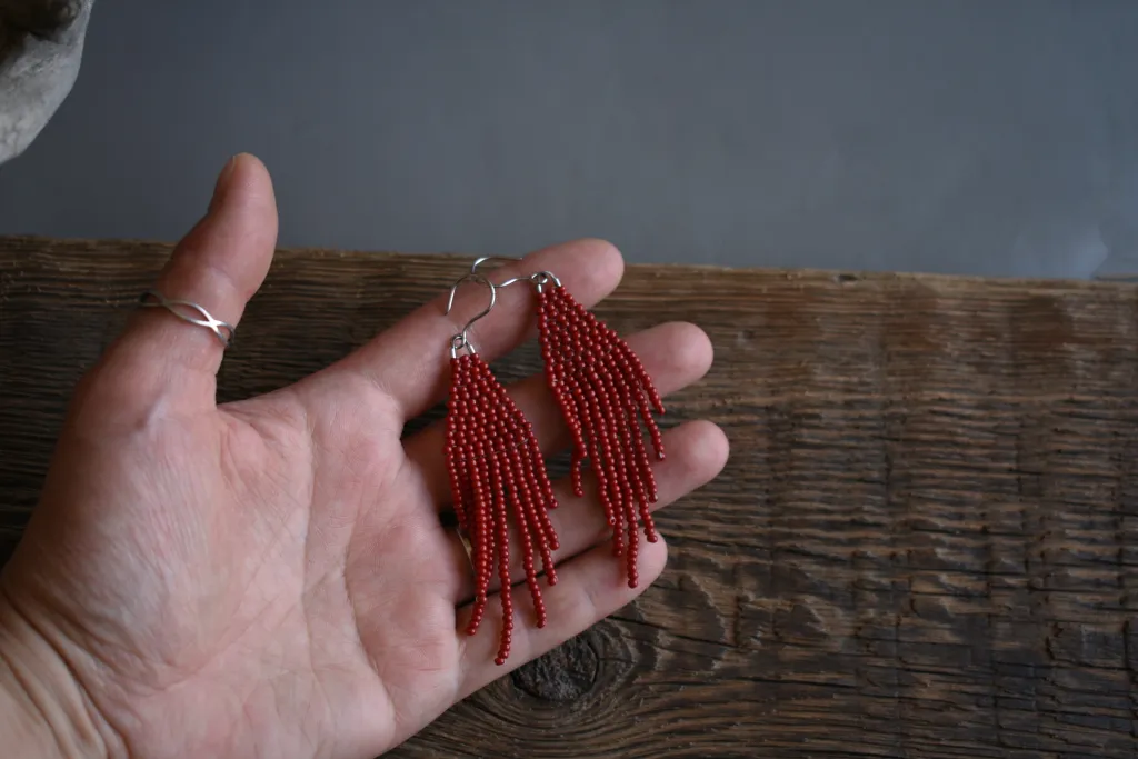 Красные серьги из бисера с бахромой