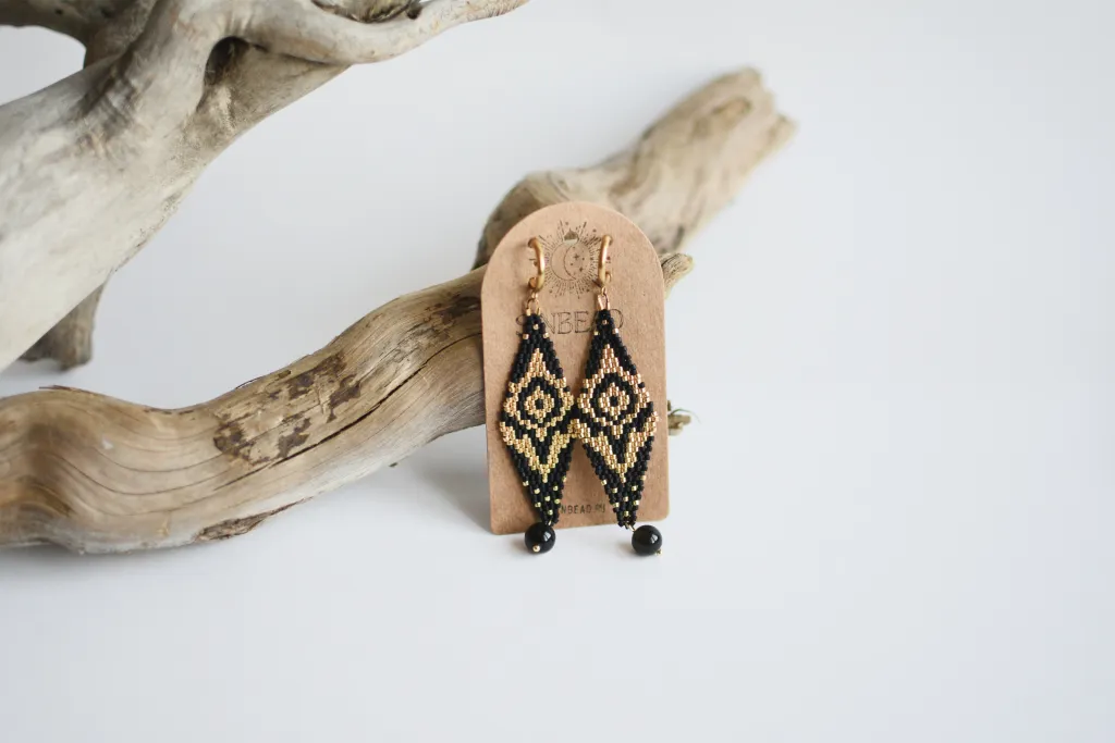 Чёрно-золотистые серьги из бисера