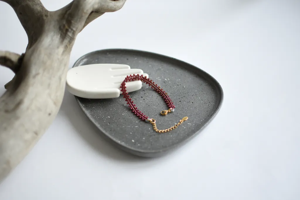 Красный браслет из бисера