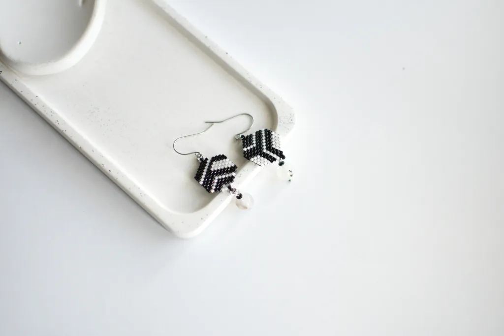 Серьги из бисера с халцедоном