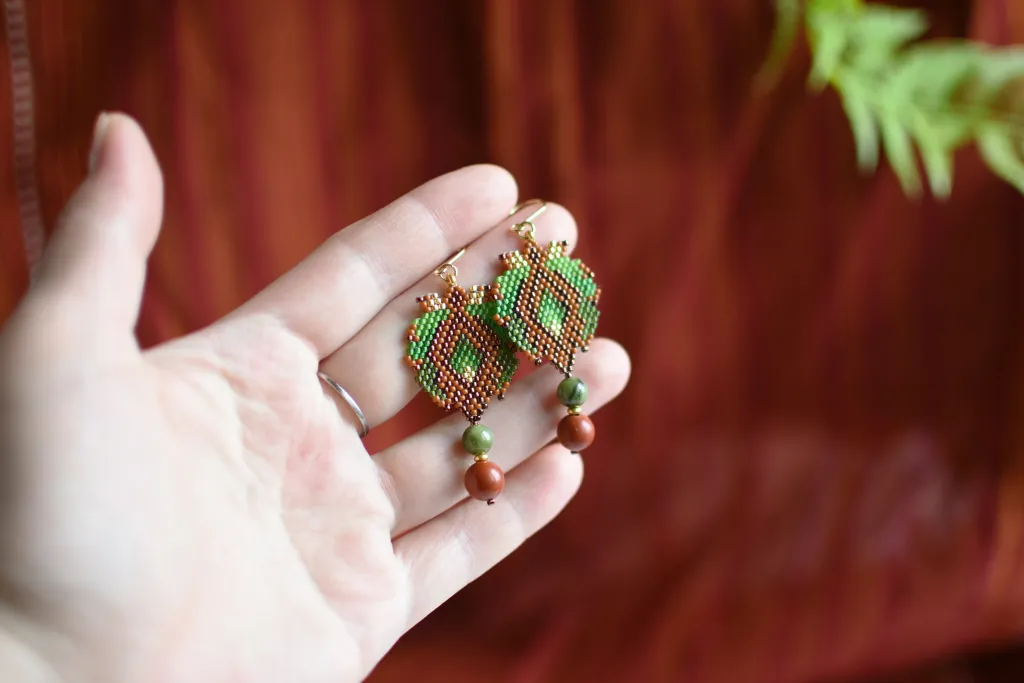 Зелёные серьги из бисера с яшмой