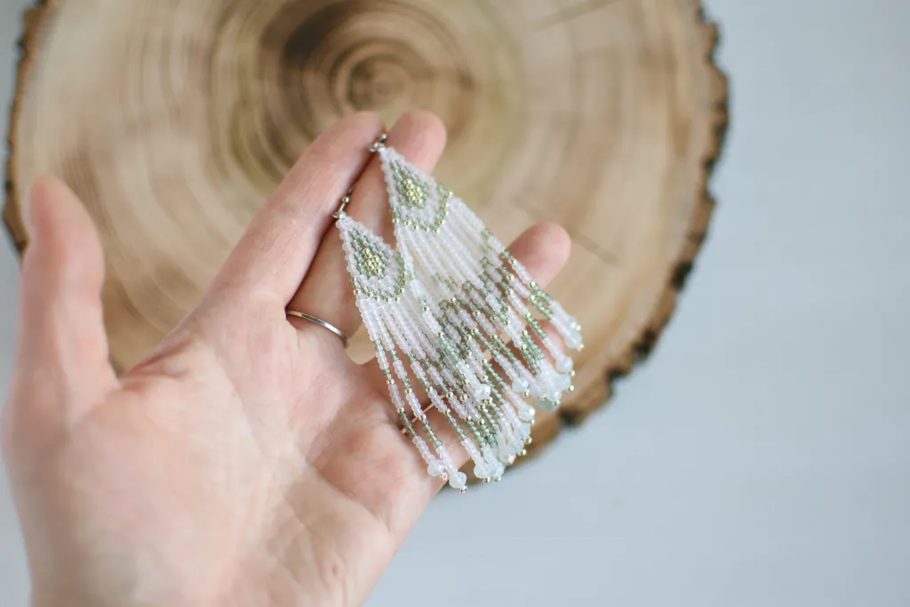 Зелёные серьги из бисера с бахромой