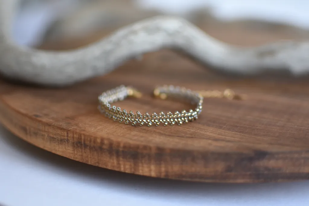 Браслет из бисера песочного цвета