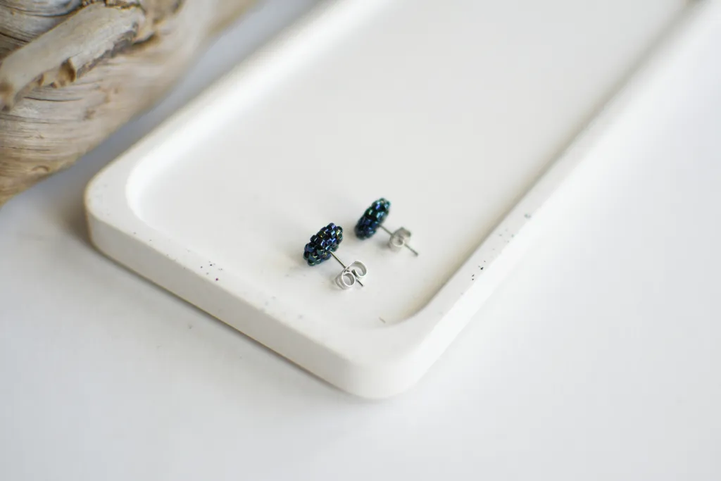 Серьги-гвоздики из тёмно-синего бисера