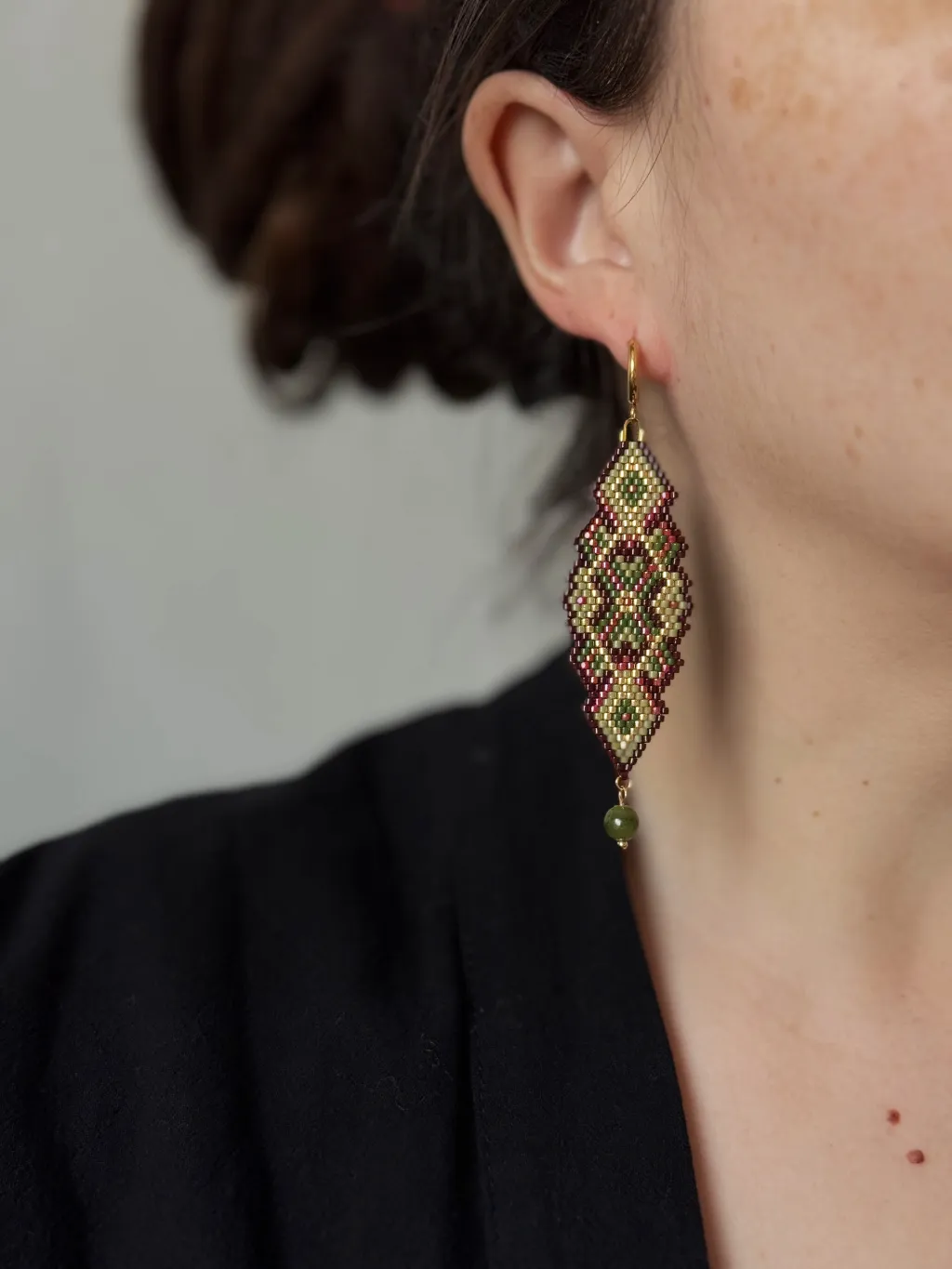 Длинные бохо-серьги из бисера с нефритом