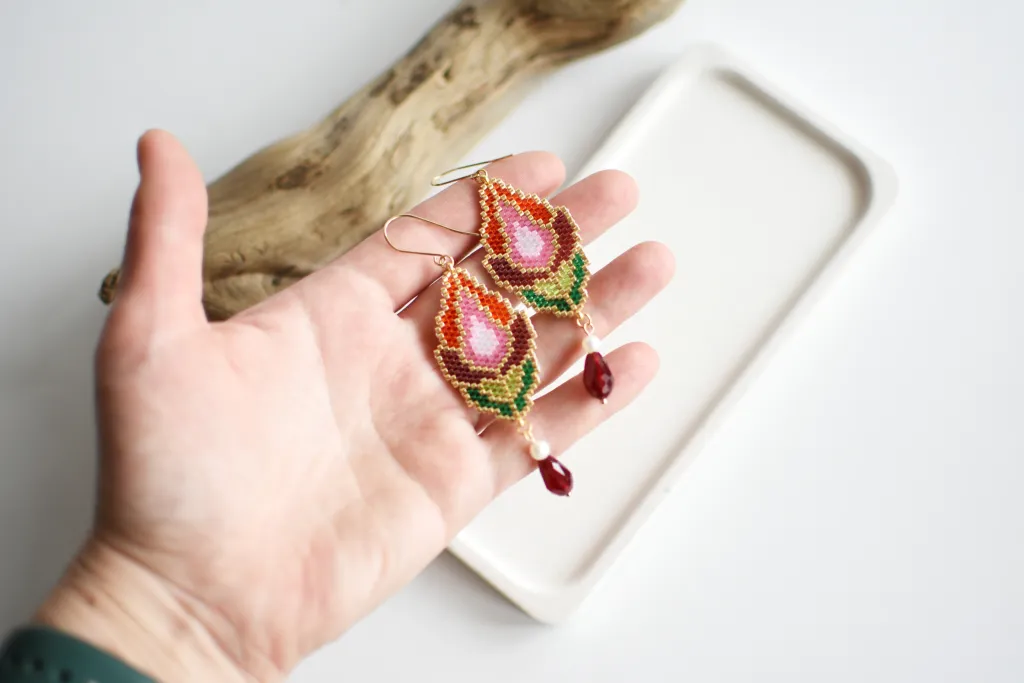 Серьги из бисера "Витражные тюльпаны" красные