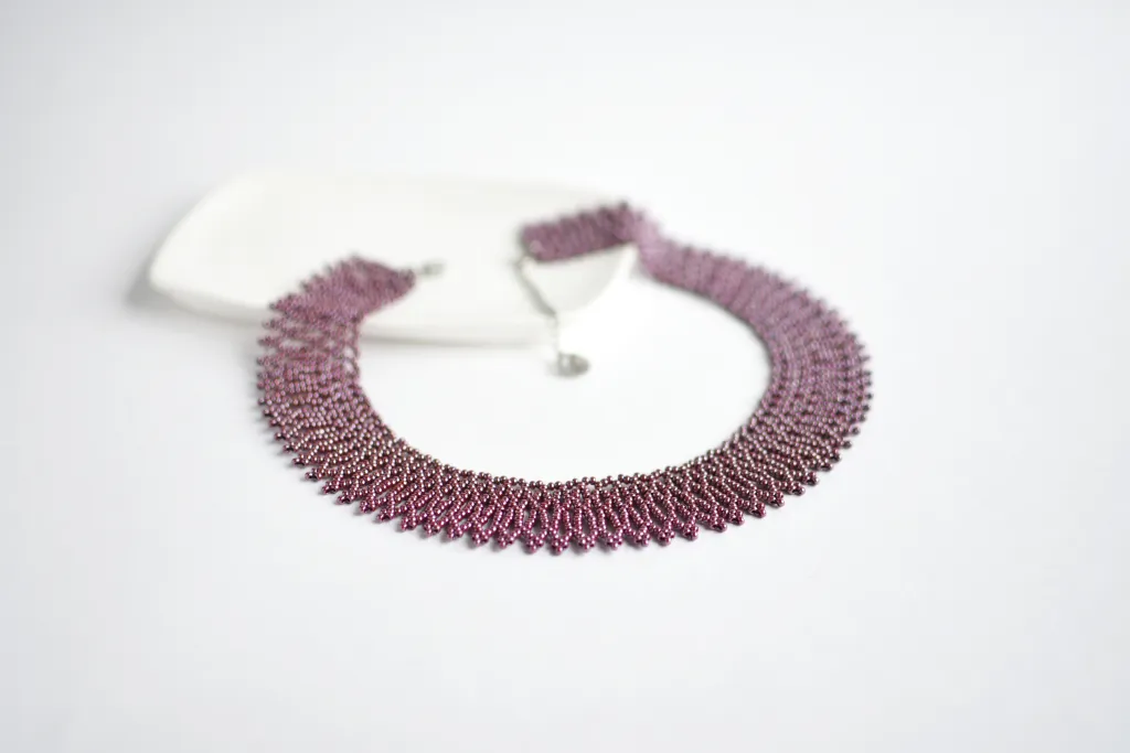 Бордовое ожерелье из бисера