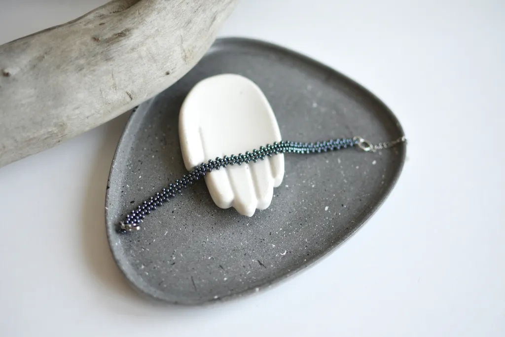 Браслет из бисера гематитового цвета