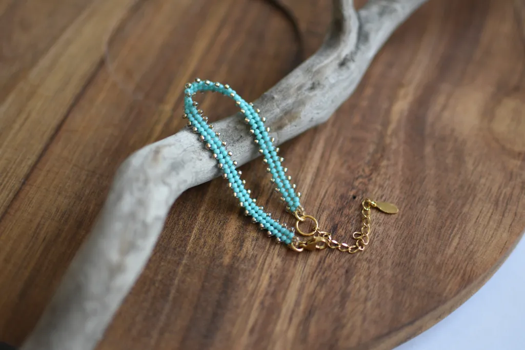 Бирюзовый браслет из бисера
