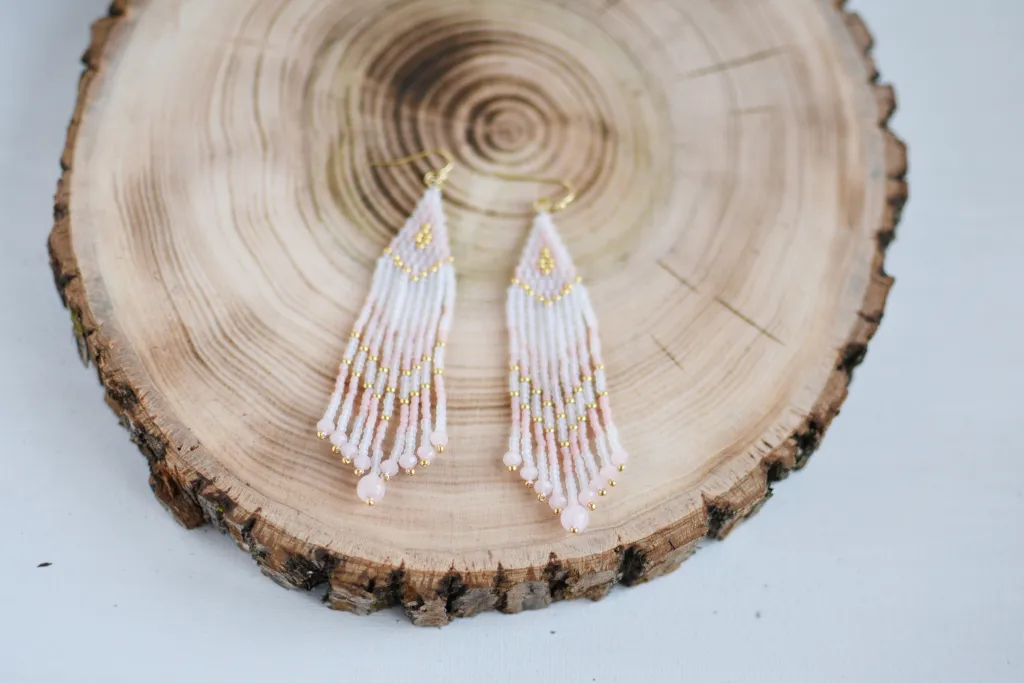 Серьги из бисера с бахромой и розовым кварцем