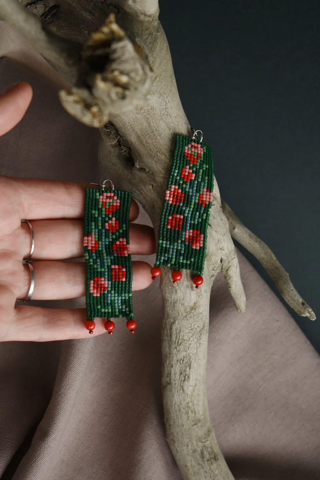 Серьги из бисера с красными цветами
