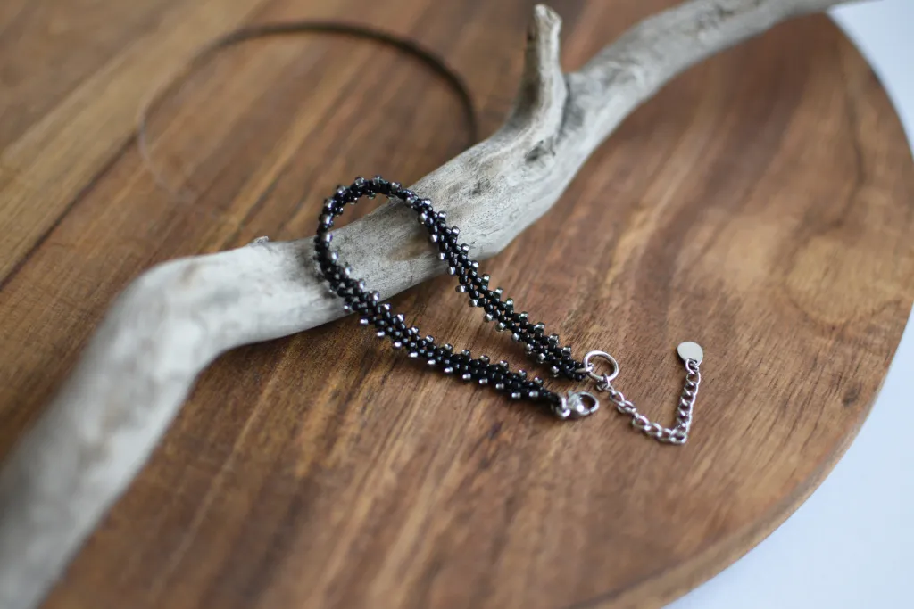 Чёрно-серый браслет из бисера