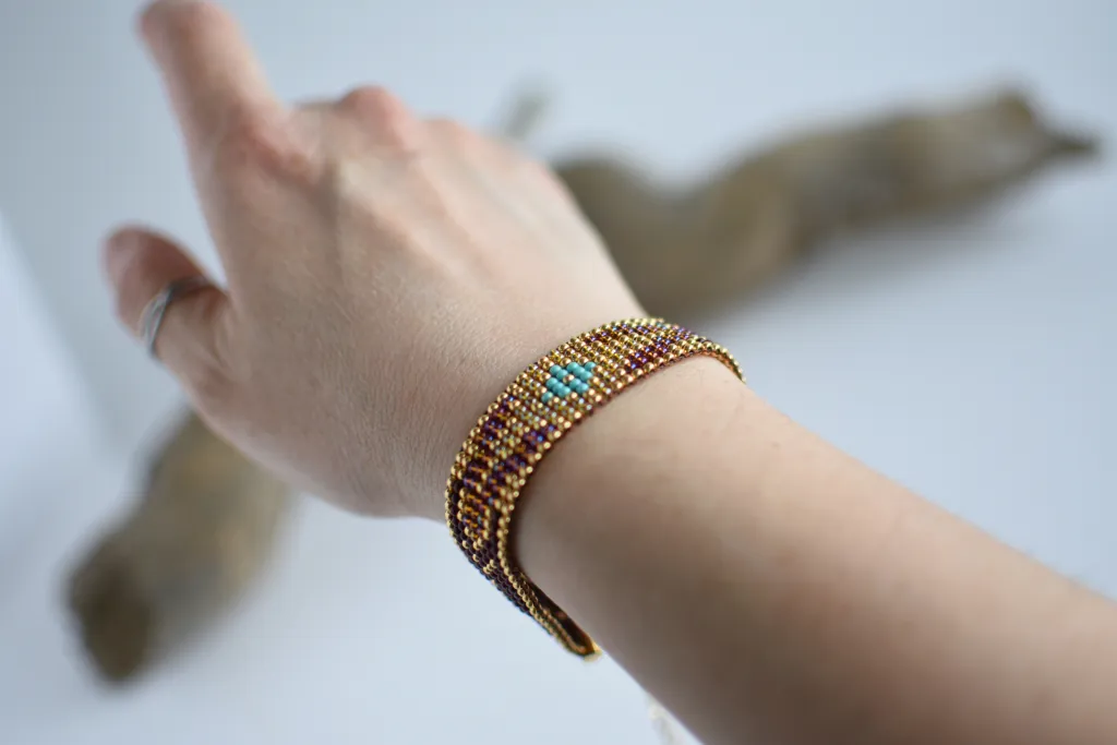 Коричневый браслет из бисера в стиле бохо