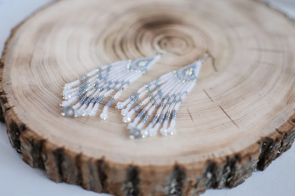 Серые серьги из бисера с бахромой и лабрадором