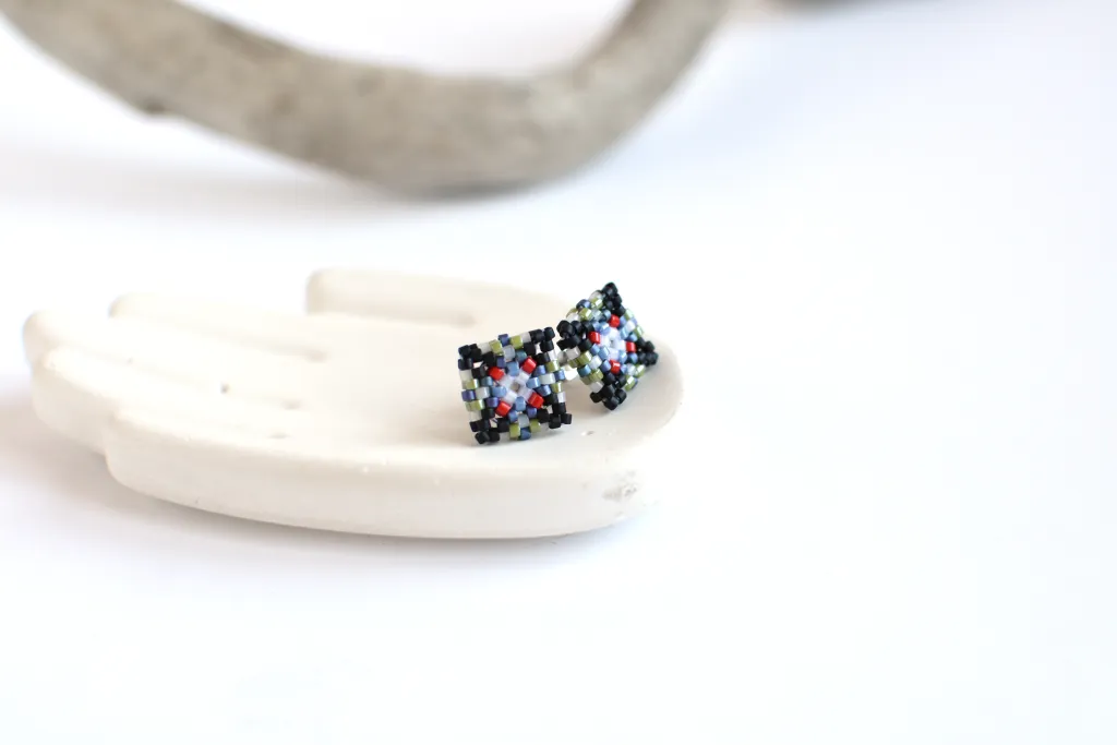 Серьги пуссеты из бисера