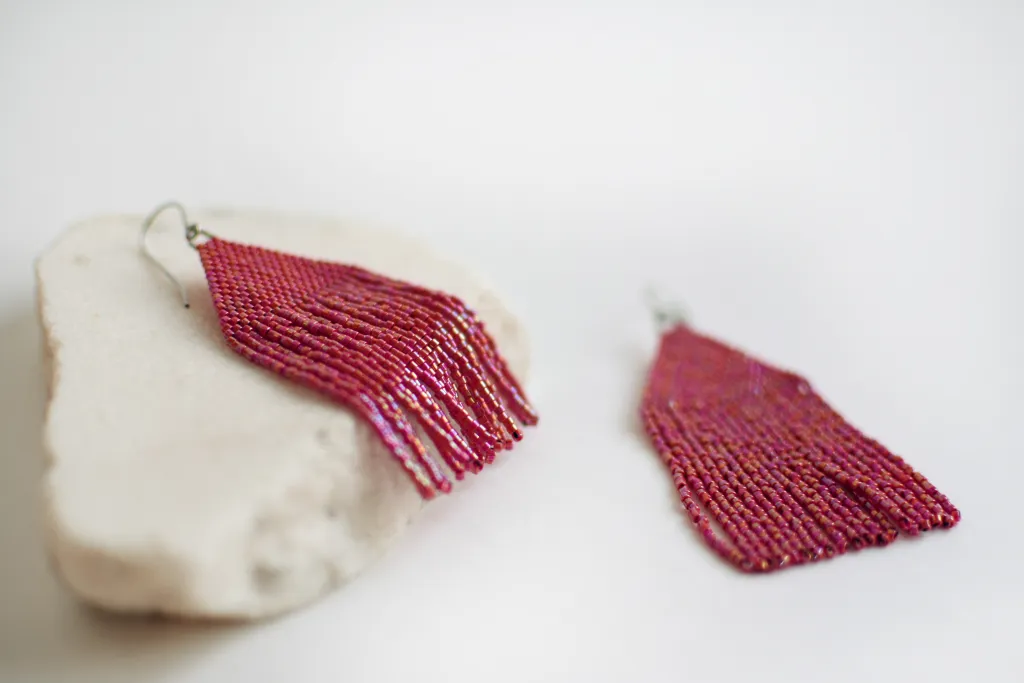 Алые серьги из бисера с бахромой