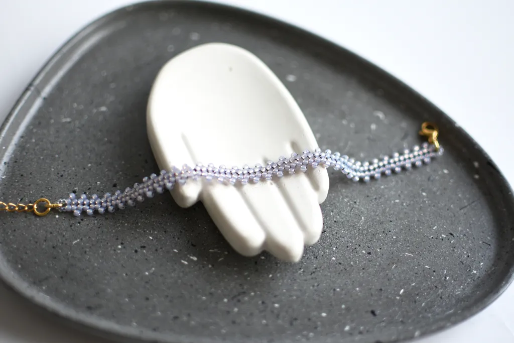 Сиреневый браслет из бисера