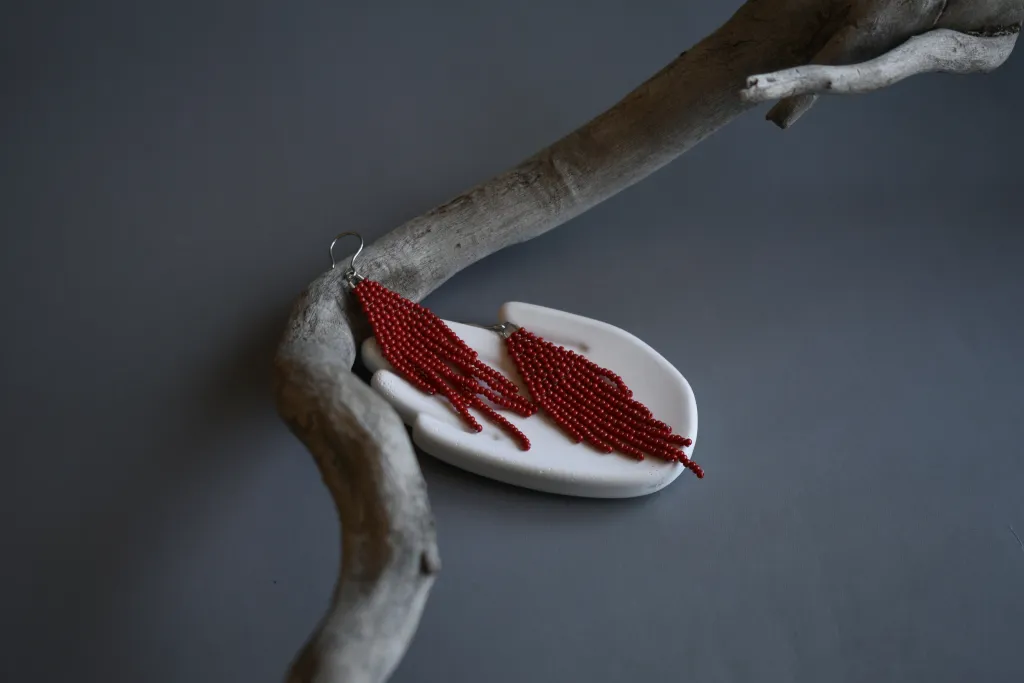 Красные серьги из бисера с бахромой