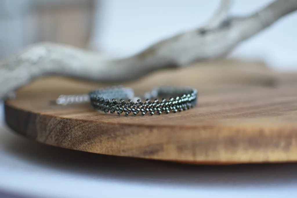 Серый браслет из бисера