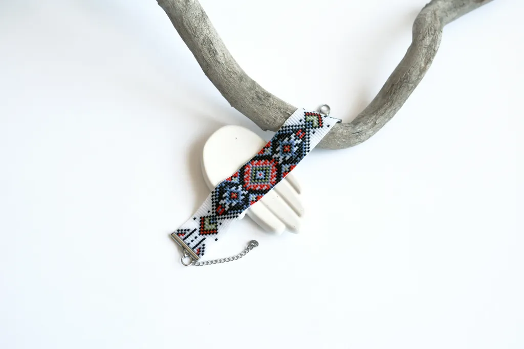 Широкий браслет из бисера в этно стиле