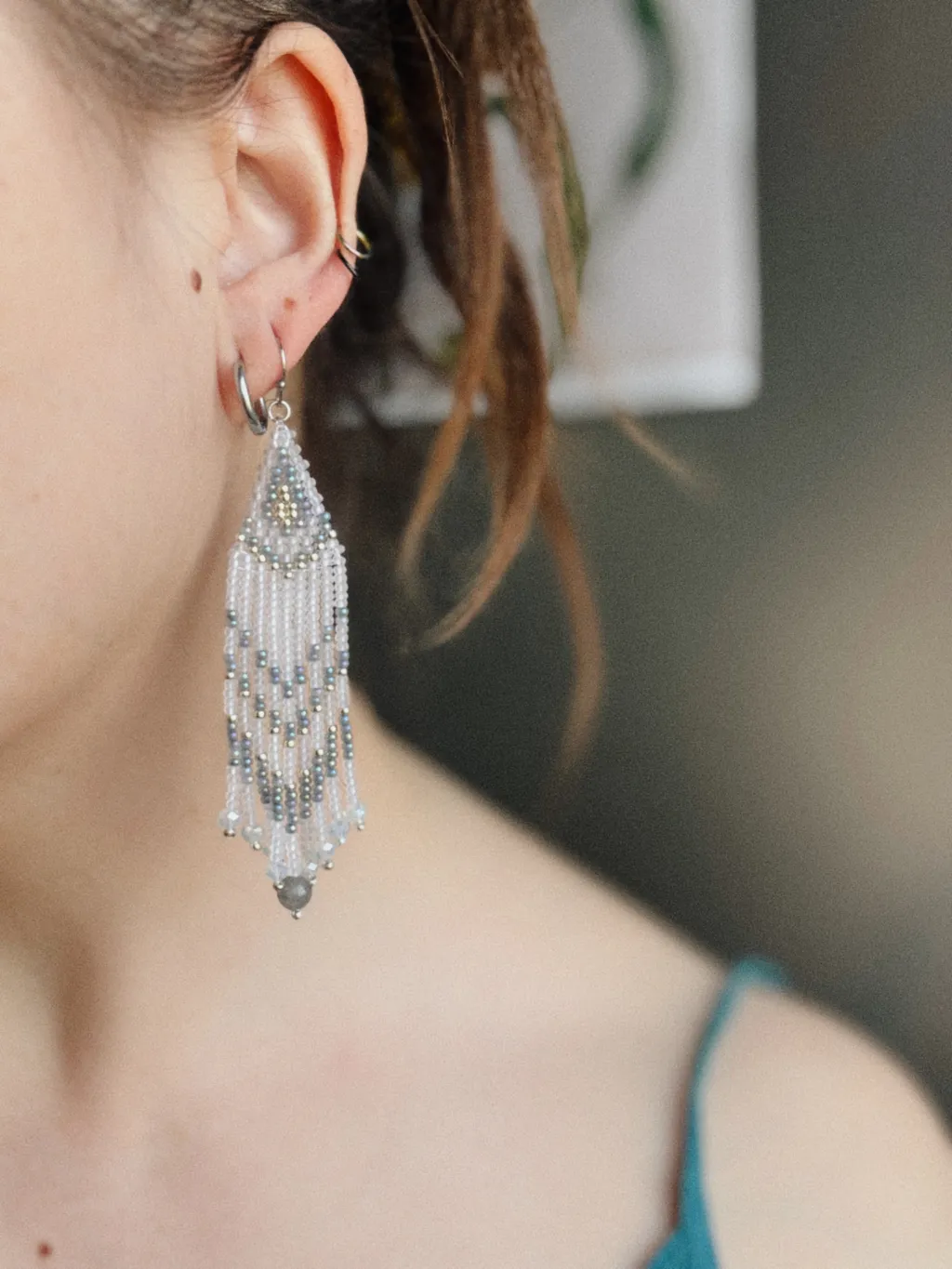 Серые серьги из бисера с бахромой и лабрадором