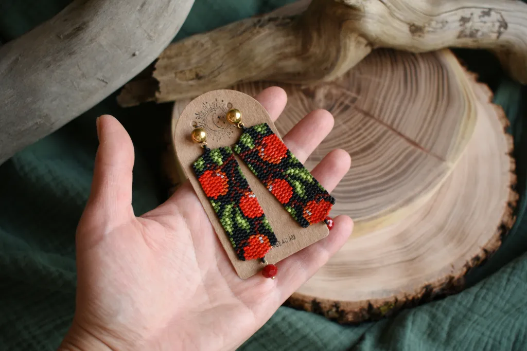 Серьги из бисера с яблоками