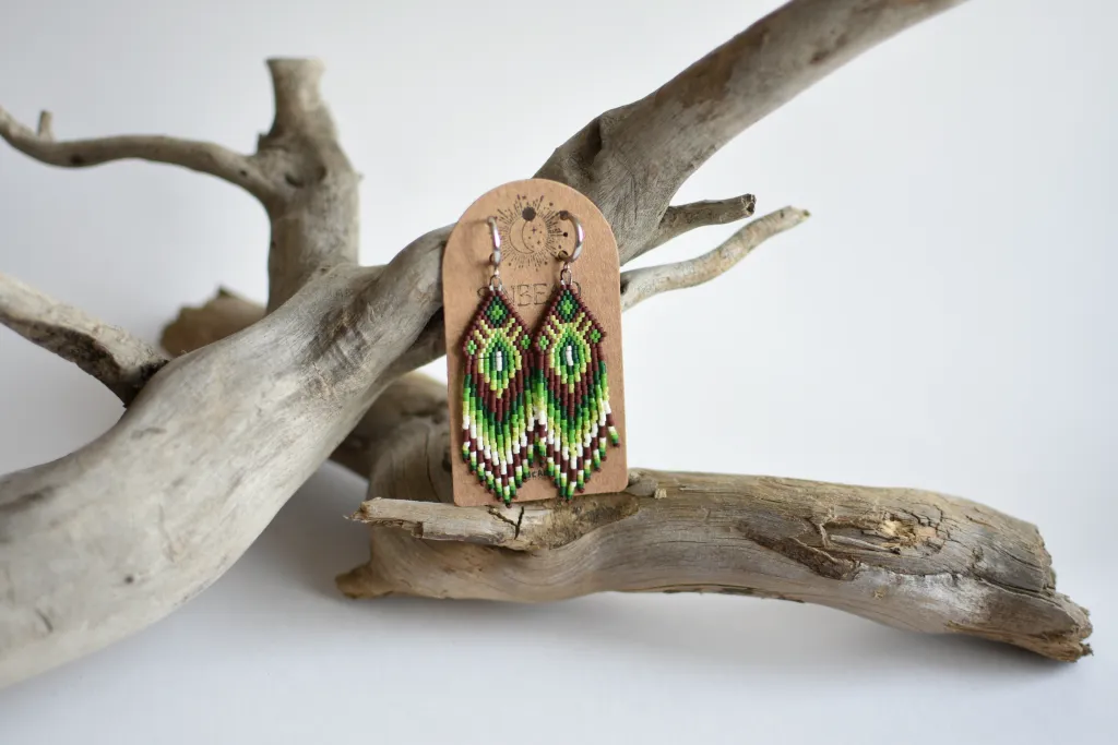 Зелёные бохо-серьги из бисера