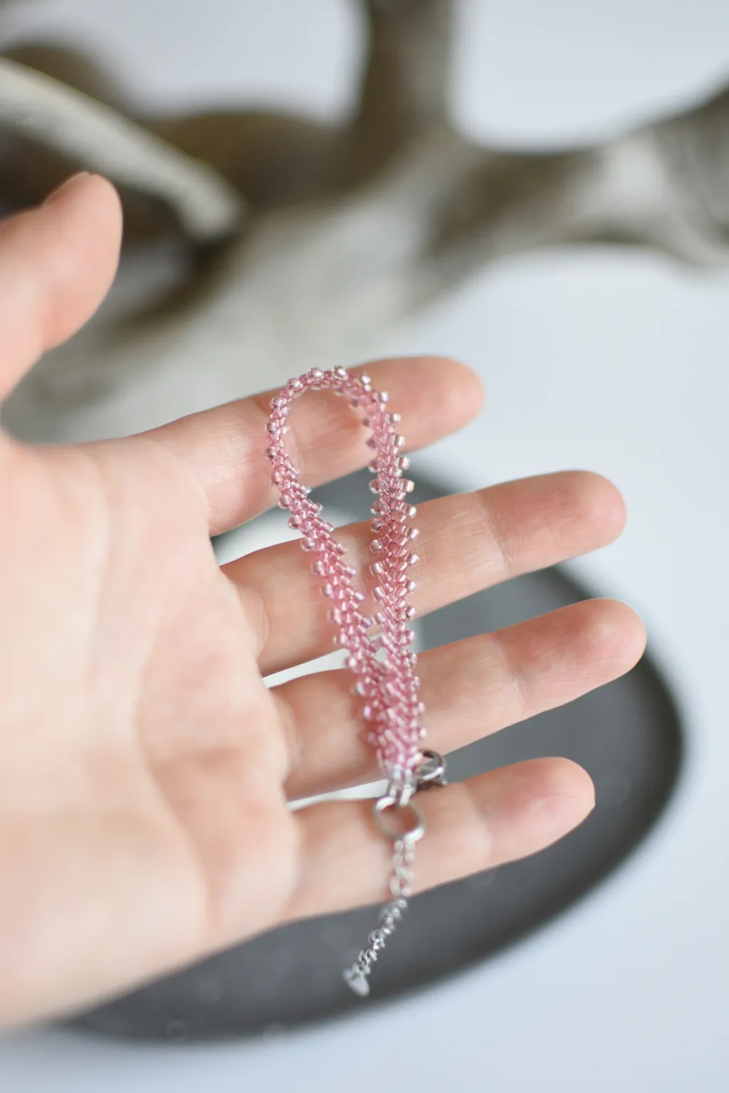 Розовый браслет из бисера