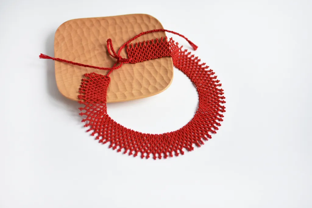 Красное ожерелье из бисера