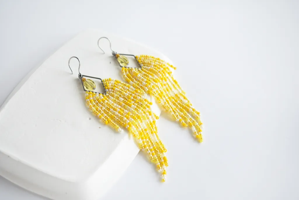 Желтые серьги из бисера с бахромой "Акация"