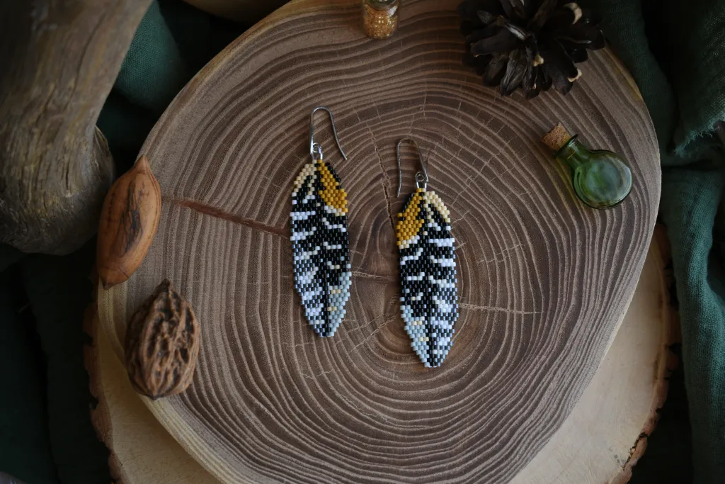 Серьги из бисера "Перо ястреба"